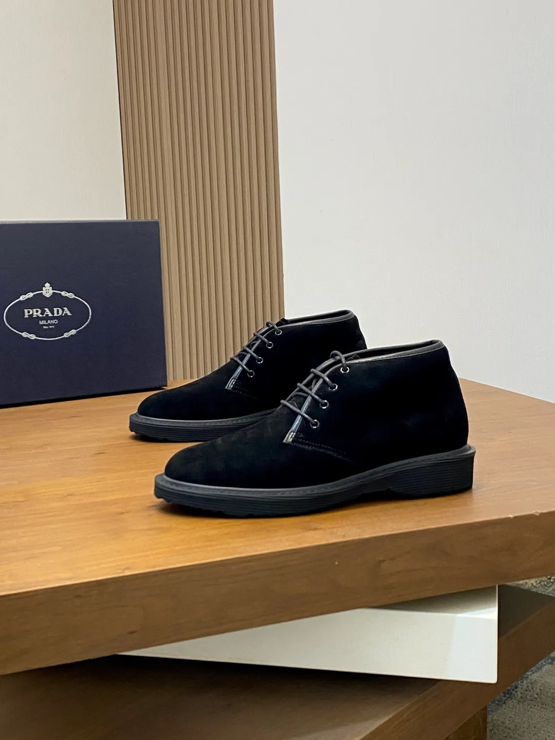 Men's shoes 💰840 Prada/Prada lace-up high-top wool sneakers, top-notch goods, show version, leading counter trial style, Nappa cowhide material, light and breathable, soft and comfortable, unique sports style, genuine leather tongue, full of brand style, lightweight embossed rubber sole, light and about 4CM higher, genuine leather feet, full wool on the inside, great foot feel, with original packaging Size: 39-40-41-42-43-44 (38, 45, 46 customized) leather shoe size